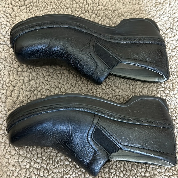 Black Klogs Tooled Leather. Maybe worn twice. - Picture 4 of 4